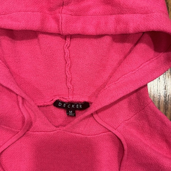 Decker Hot pink Hoodie sweater destructed hem size medium - Picture 2 of 8